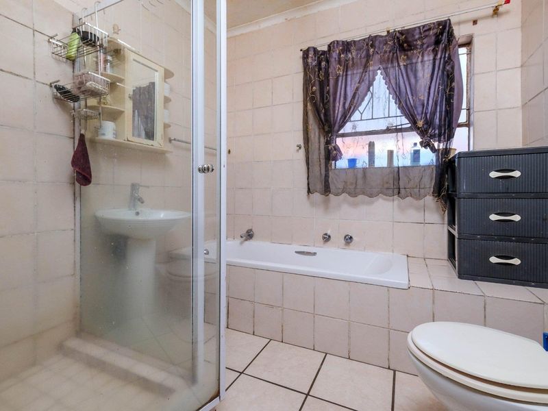 3 Bedroom Simplex in Pet Friendly Complex - Photo 9