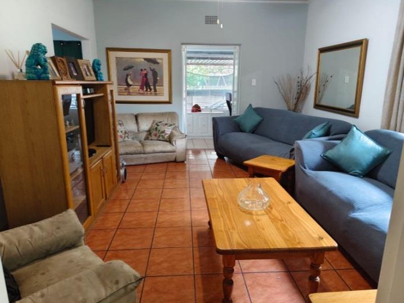 Lovely home with garden flat - Photo 2