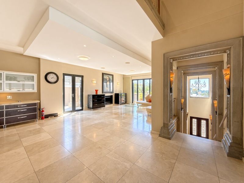 Italian-Inspired Villa with Stunning Valley Views, Pool & Flatlet - Photo 9