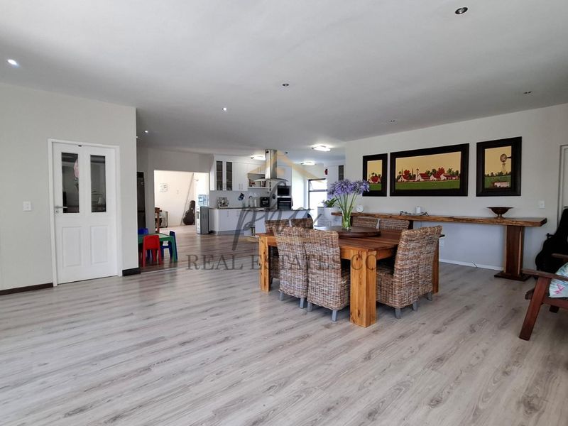 SPACIOUS FAMILY HOME WITH SEPARATE FLAT FOR SALE – KRAMERSDORF, SWAKOPMUND - Photo 9