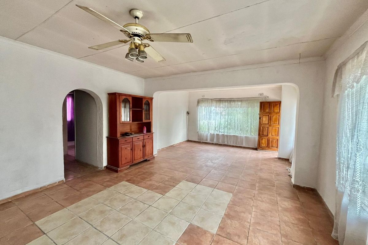 Fixer-Upper Awaits!  Three bedroom house with a potential flat and double garage fit 4 cars - Photo 2