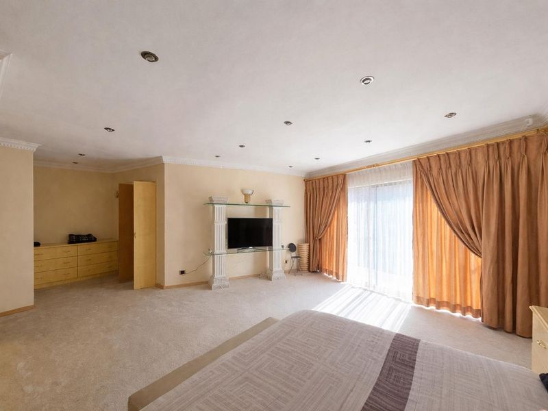 LOCATION LOCATION LOCATION Prime School-Side Location Meets Luxury Living - Photo 7