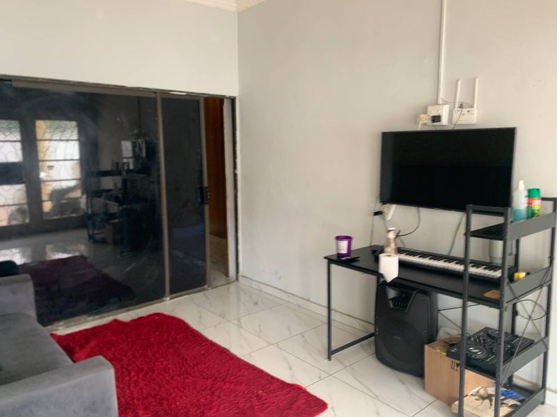 For Sale: Spacious 5-Bedroom House in Quiet Rosettenville Street - Photo 4