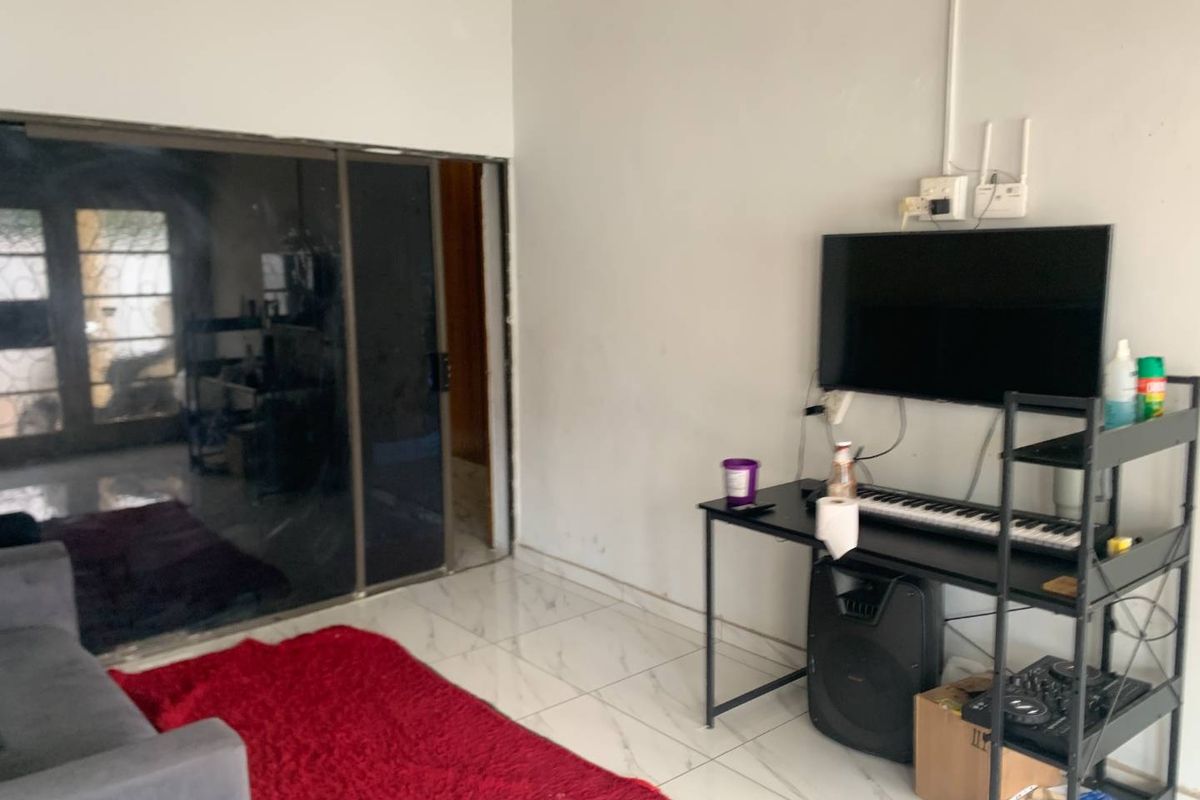 For Sale: Spacious 5-Bedroom House in Quiet Rosettenville Street - Photo 4