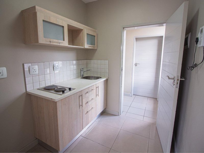 Bachelor/Studio Apartment available in Hatfield - Photo 2