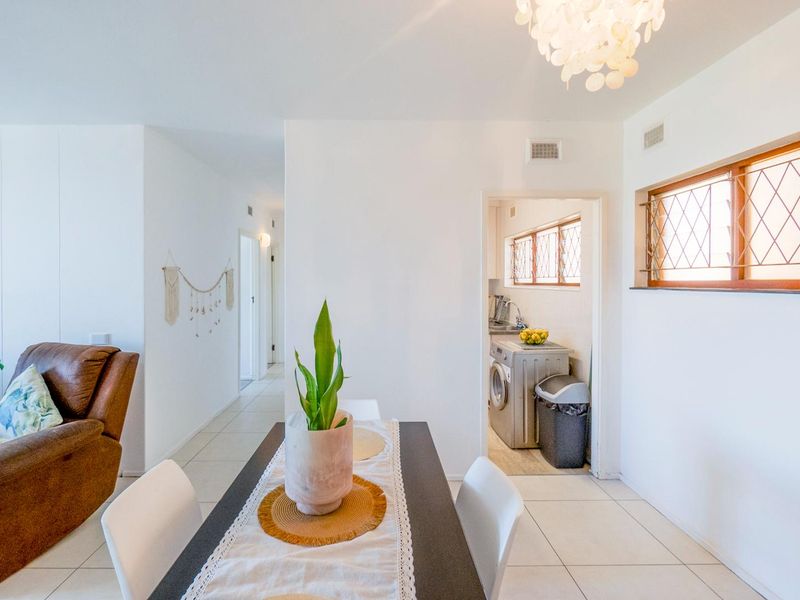 Sunlit apartment with ample space - Photo 3