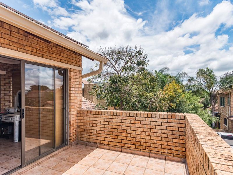 Secure, spacious family home in Ruimsig Noord - Photo 6