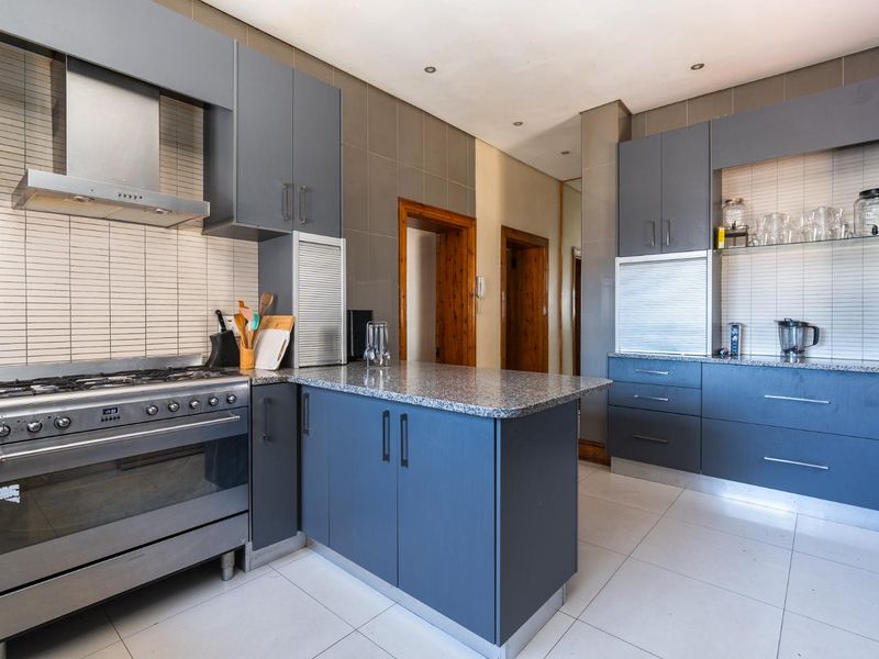 Exclusive Living: 4 Bedroom House + Double-Storey Cottage + 2nd cottage |Breath taking sea views - Photo 3