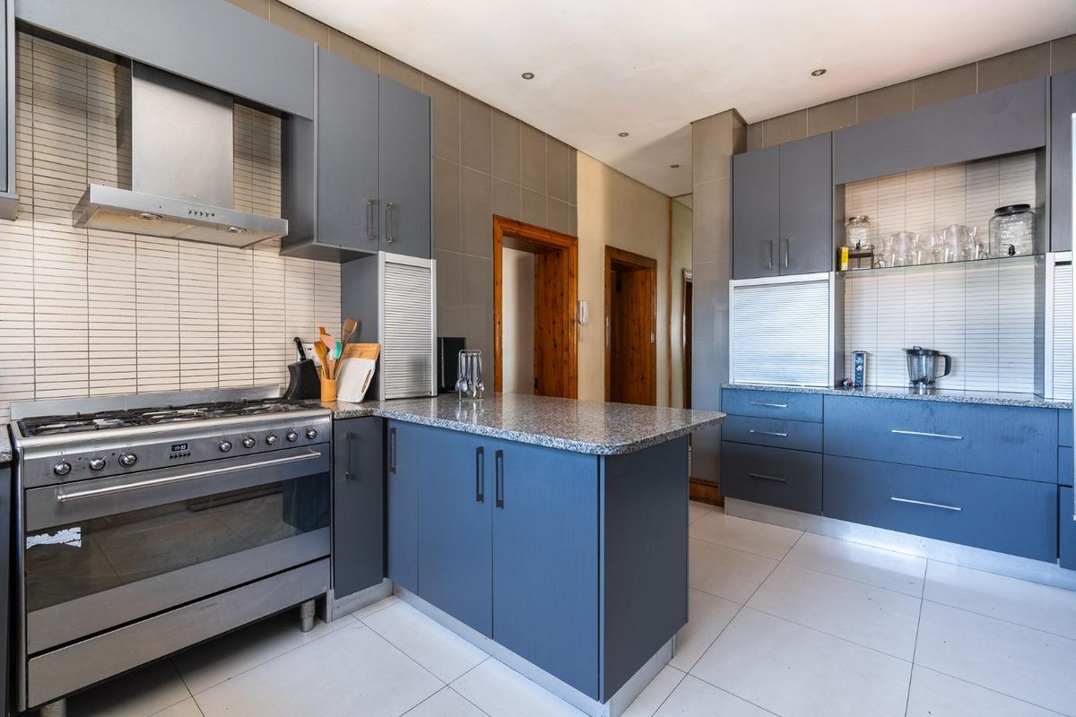 Exclusive Living: 4 Bedroom House + Double-Storey Cottage + 2nd cottage |Breath taking sea views - Photo 3