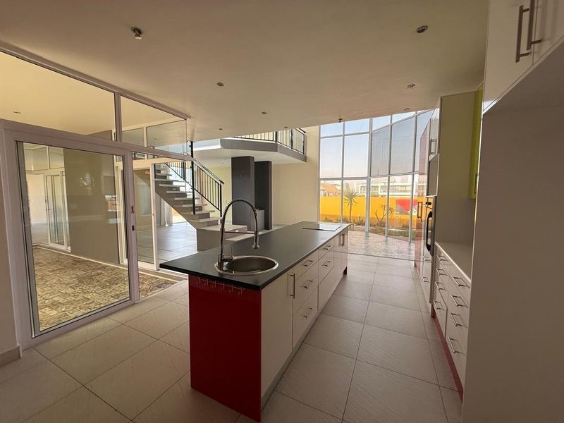 TO LET- 4 BEDROOM, 3 BATHROOM FAMILY HOME IN KRAMERSDORF, SWAKOPMUND, NAMIBIA - Photo 6