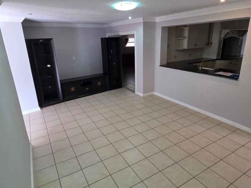 Exceptional 6-Bedroom Family Home with Outstanding Entertainment Space in Noordheuwel - Photo 7