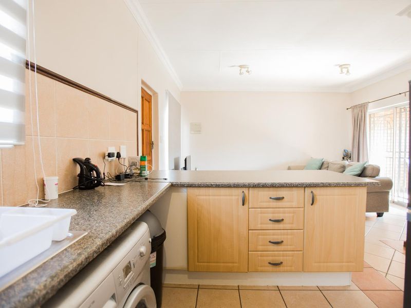 2 Bedroom Townhouse with Balcony - Photo 5