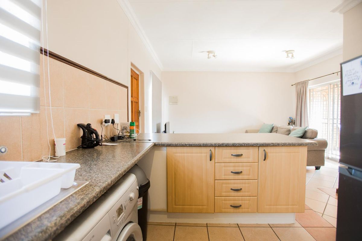 2 Bedroom Townhouse with Balcony - Photo 5