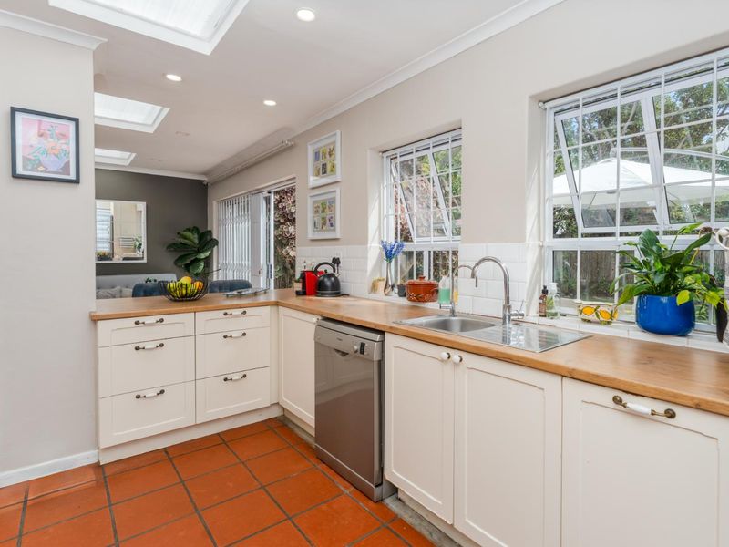 Light & Bright Mediterranean Inspired Living - Photo 10