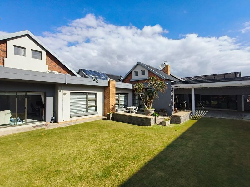 Luxury Living with Income-Generating Flatlet, Heated Pool & Full Solar Power! - Photo 1