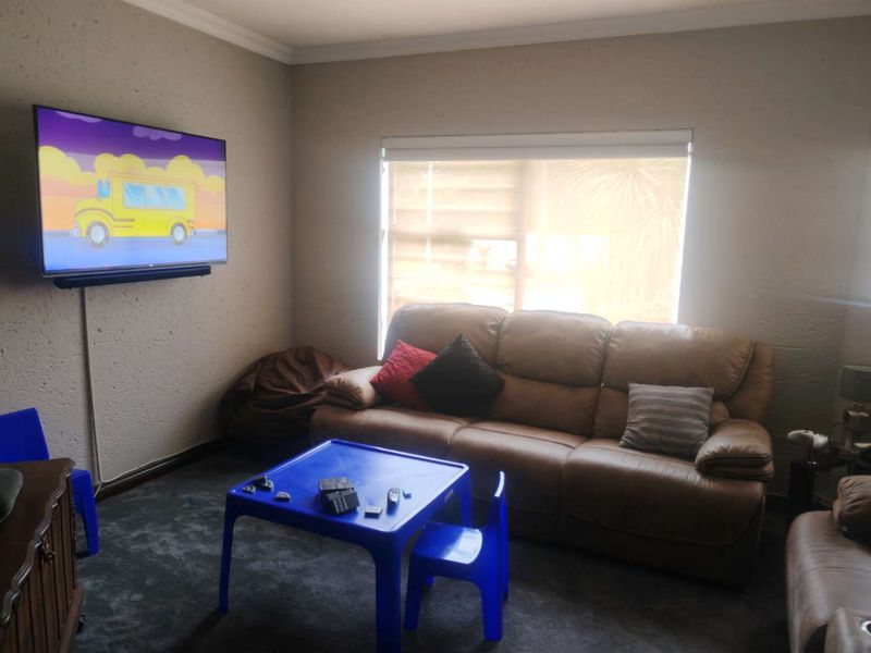 EXCLUSIVE MANDATE - BEAUTIFUL HOUSE IN VERY POPULAR AREA- ENTERTAINERS DREAM - Photo 7