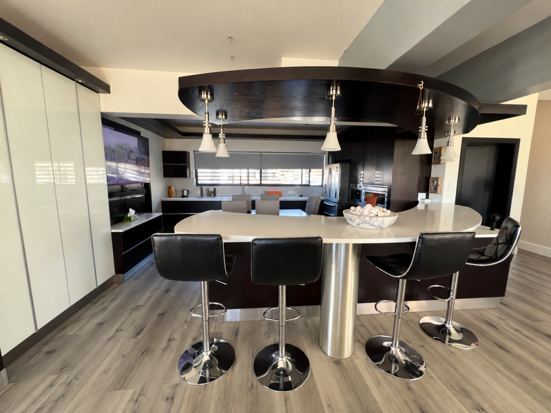 Modern, triple storey home with elevated views - Photo 5