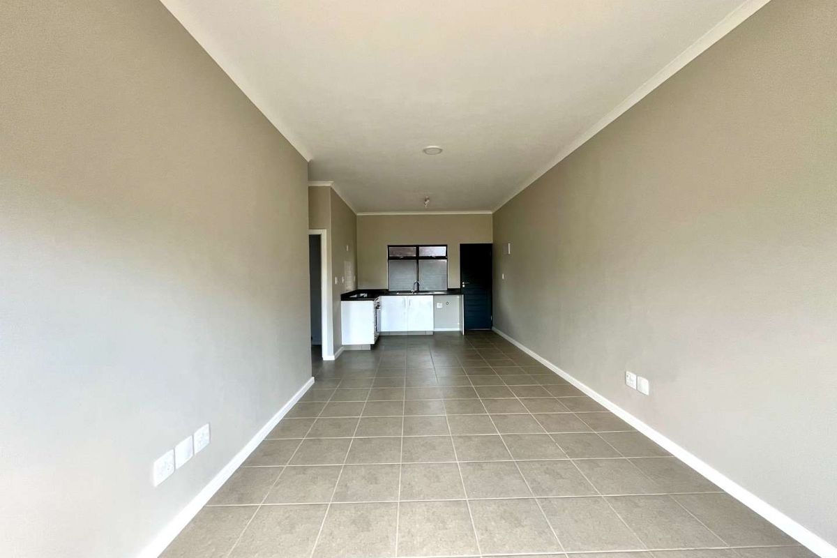 Elegant 2 Bedroom Apartment with Scenic Garden Views - Photo 5