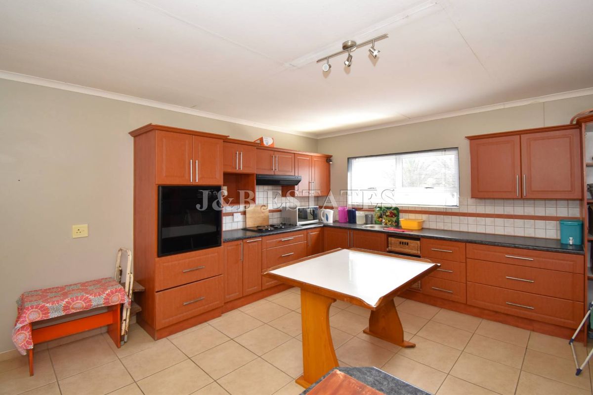 3-Bedroom House With Flatlet - Photo 3