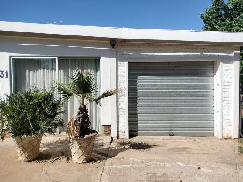 Excellent house.Large rooms. Flatlet. Solar panels. Nice garden.Borehole. - Photo 4