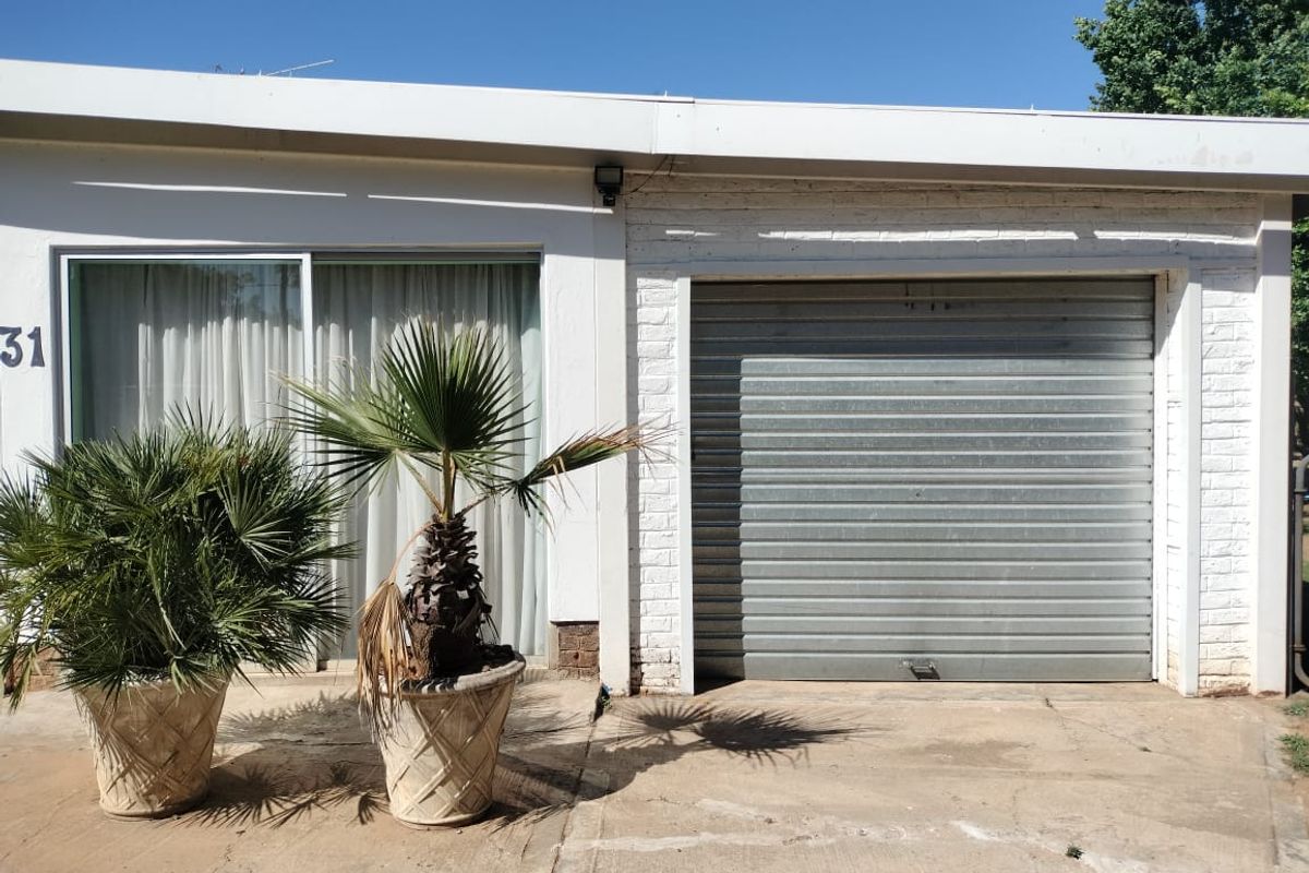 Excellent house.Large rooms. Flatlet. Solar panels. Nice garden.Borehole. - Photo 4