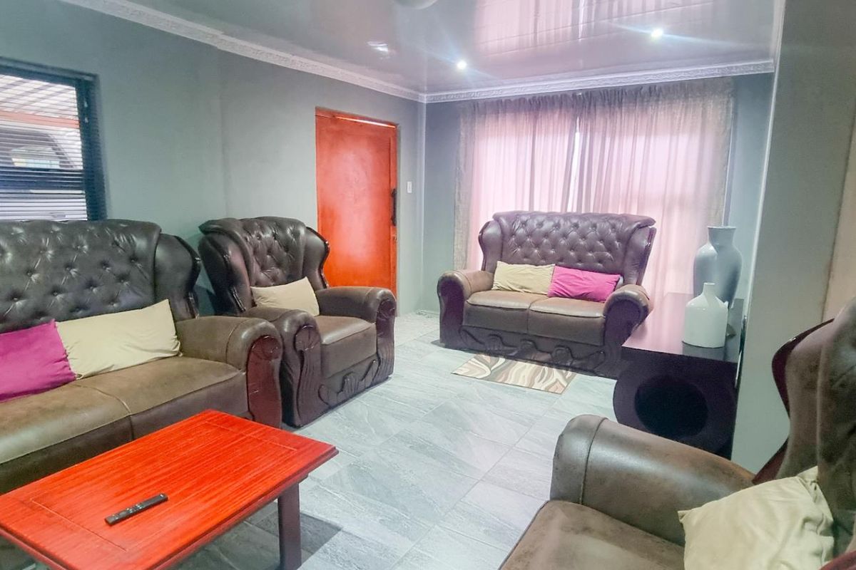 Move-In Ready 3-Bedroom Home with Versatile Front Building - Photo 4