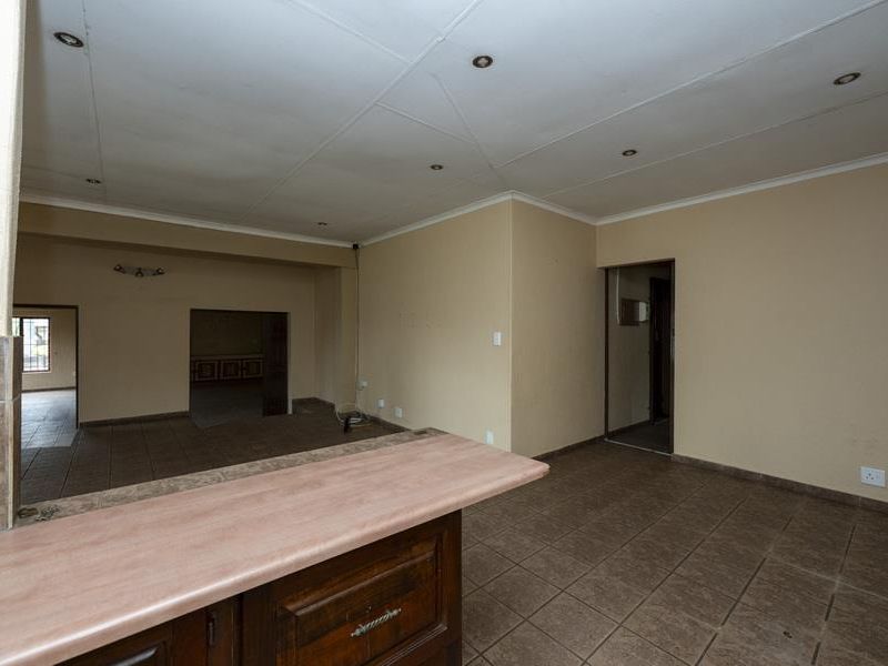 Fixer-upper with entertainer's flair - Photo 10