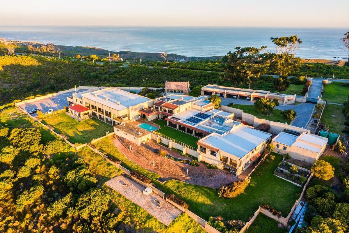 Iconic Grand Baroque Villa - Photo 2