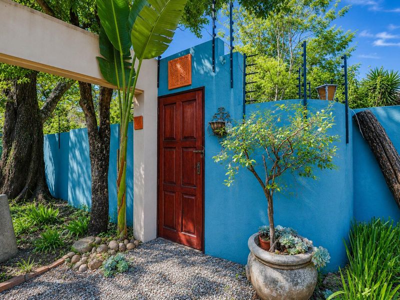 Spacious, Happy Family Home, set on a large stand. - Photo 2