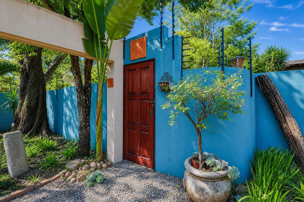 Spacious, Happy Family Home, set on a large stand. - Photo 2