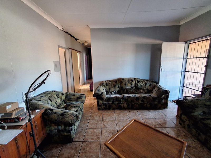3-Bedroom Family Home with Swimming Pool, Garage & Secure Pet-Friendly Garden - Photo 4