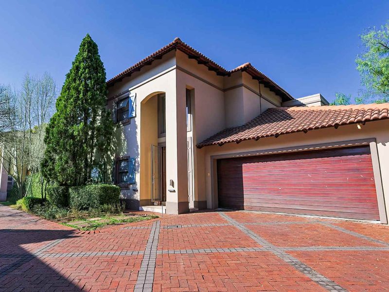 Elegant 5-Bedroom Family Residence in an Exclusive Secure Estate - Photo 3