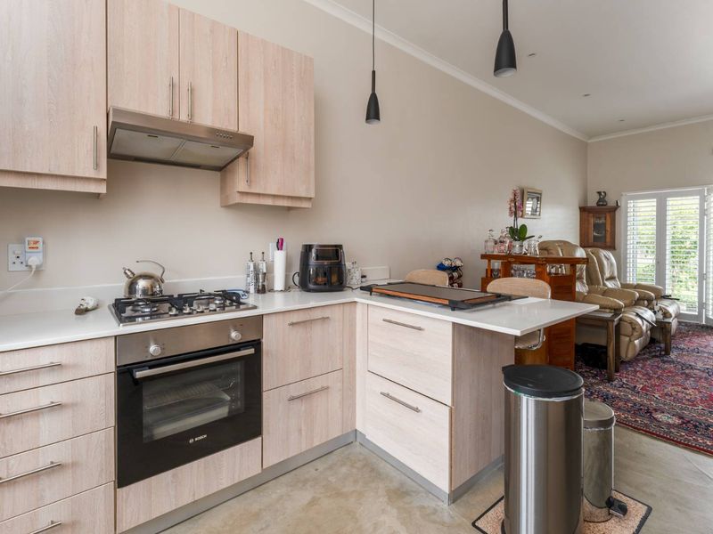 IMMACULATE GROUND FLOOR APARTMENT - Photo 9