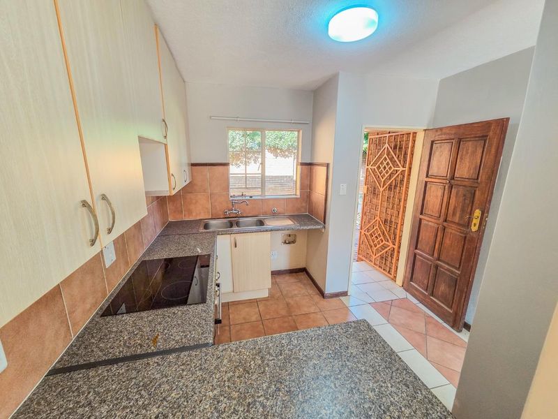 2 Bedroom Townhouse Available in Mooikloof Ridge - Photo 3