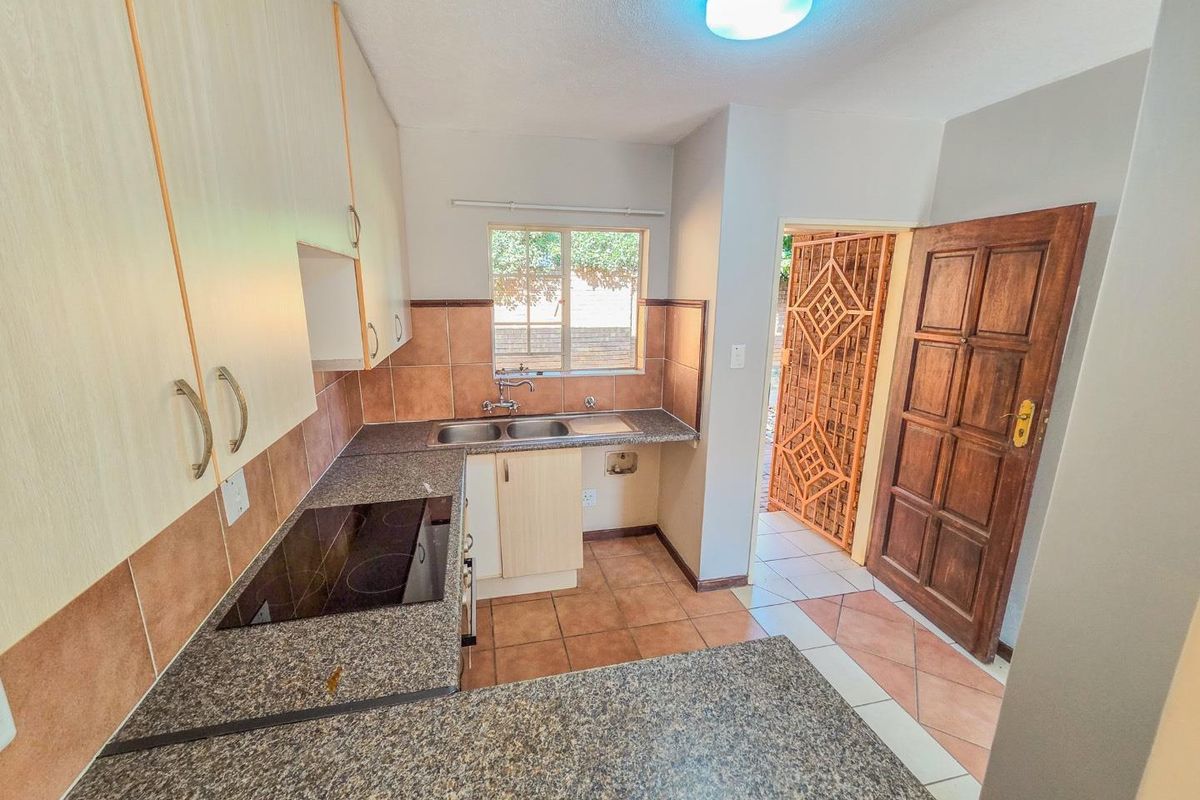 2 Bedroom Townhouse Available in Mooikloof Ridge - Photo 3