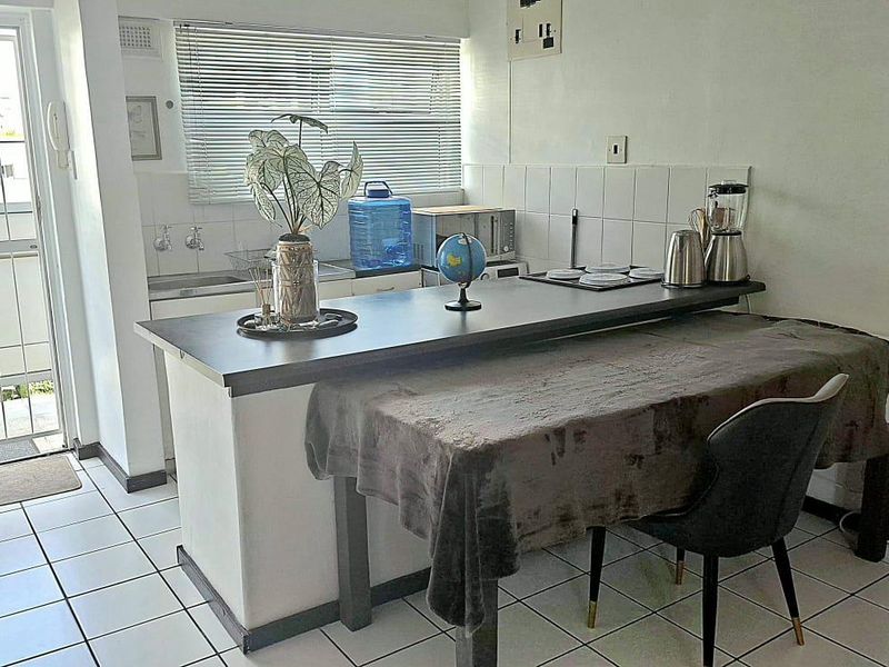 AIRBNB unrenovated 3rd floor bachelor apartment - Photo 3