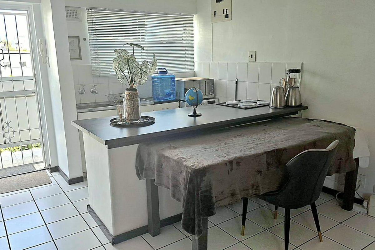 AIRBNB unrenovated 3rd floor bachelor apartment - Photo 3