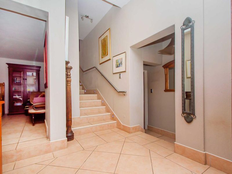 Constantia Kloof's Finest Family Home - Photo 2