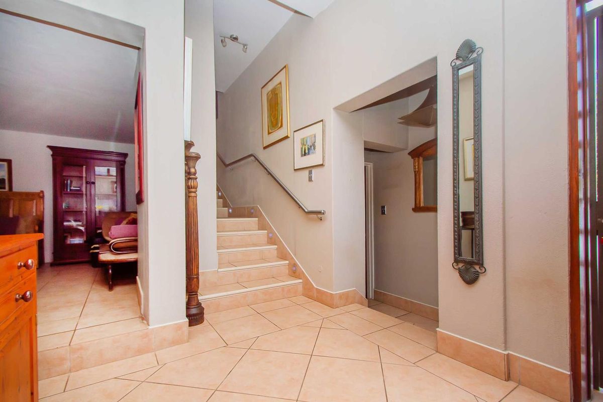 Constantia Kloof's Finest Family Home - Photo 2