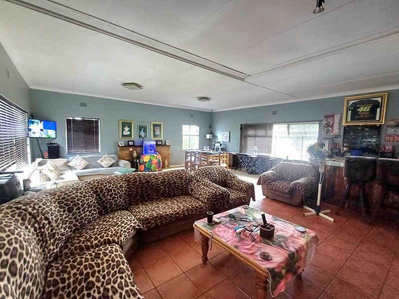 Well positioned, Family Home with 2 Flats, a Borehole and Swimming pool - Photo 6