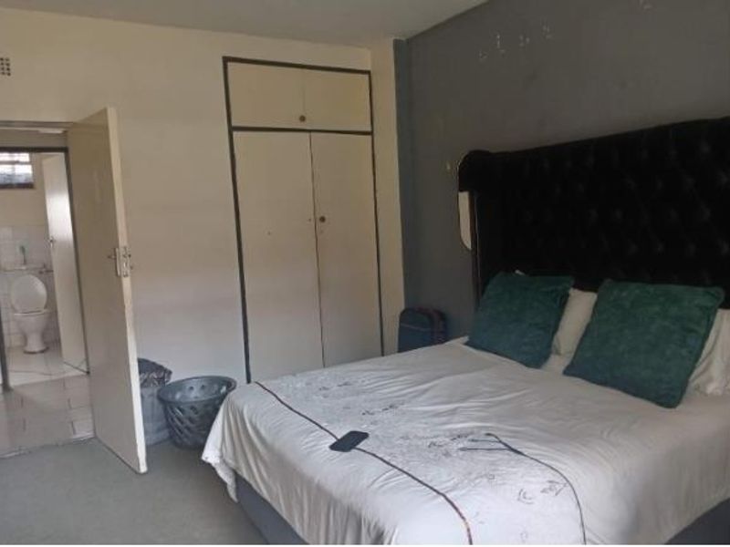 High-potential investment opportunity 1.5-Bedroom Apartment close to all amenities - Photo 8