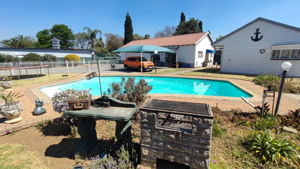 Outside pool & braai area