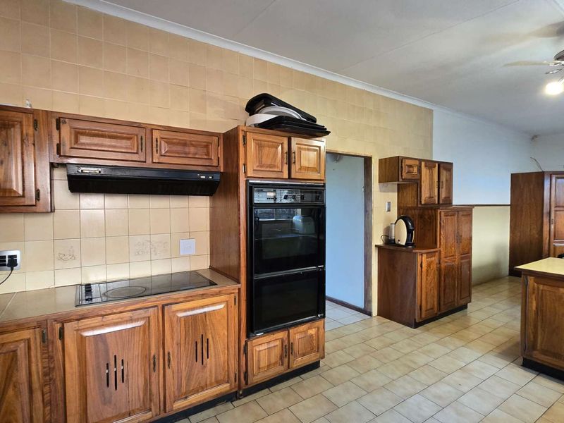 Double Storey Family home with Flatlet & Pool In Sinoville above Braam Pretorius - Photo 9