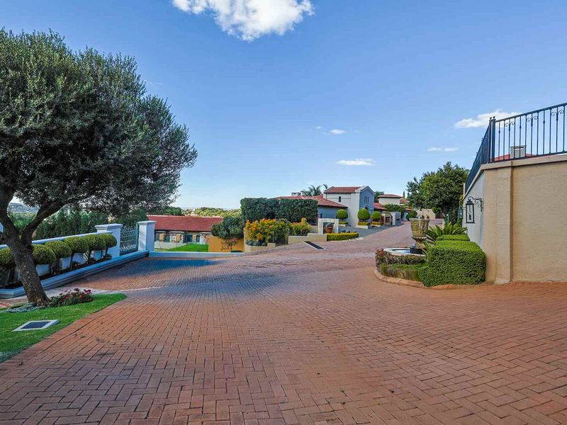 Elegant Family Living in the Heart of Waterkloof Ridge - Photo 5