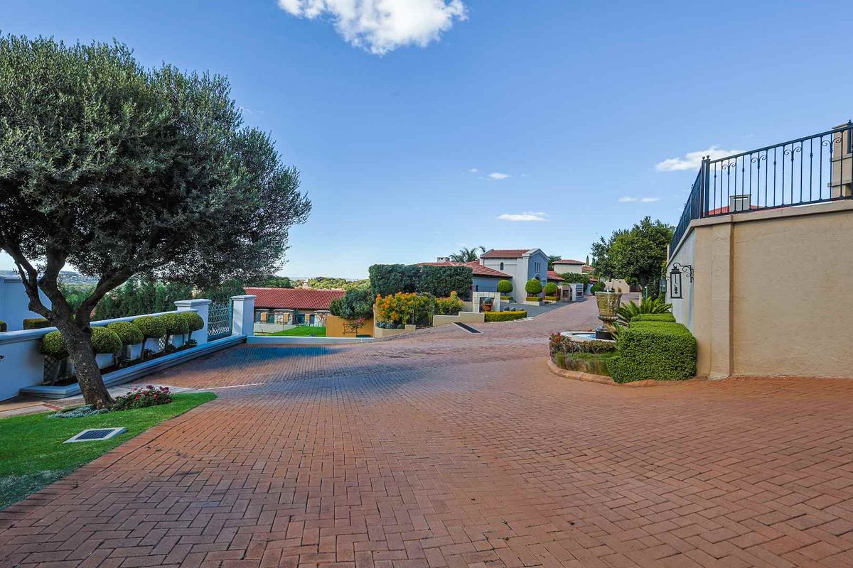 Elegant Family Living in the Heart of Waterkloof Ridge - Photo 5