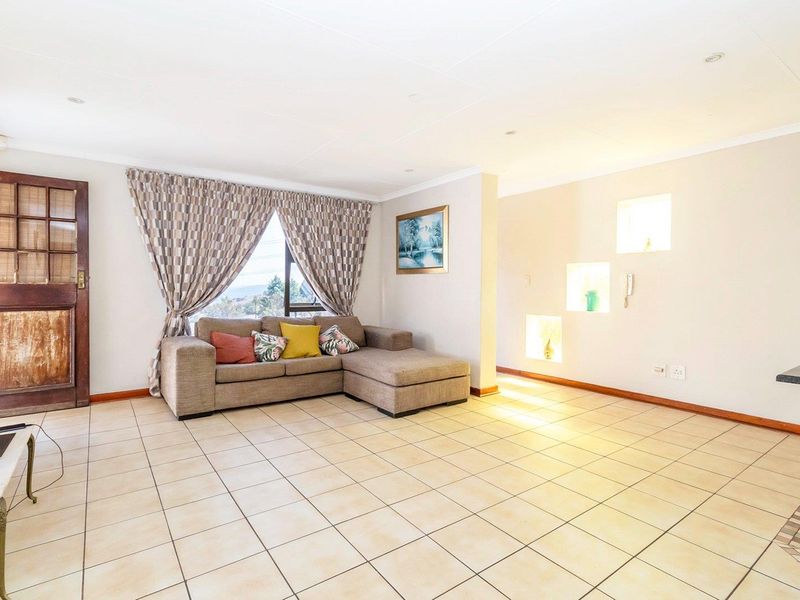 SPACIOUS 3-BEDROOM HOME WITH STUNNING BALCONY VIEWS. - Photo 2