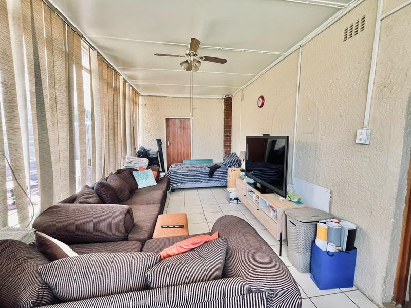 Spacious 5-Bed Home with Multiple En Suites & Garden - Photo 8