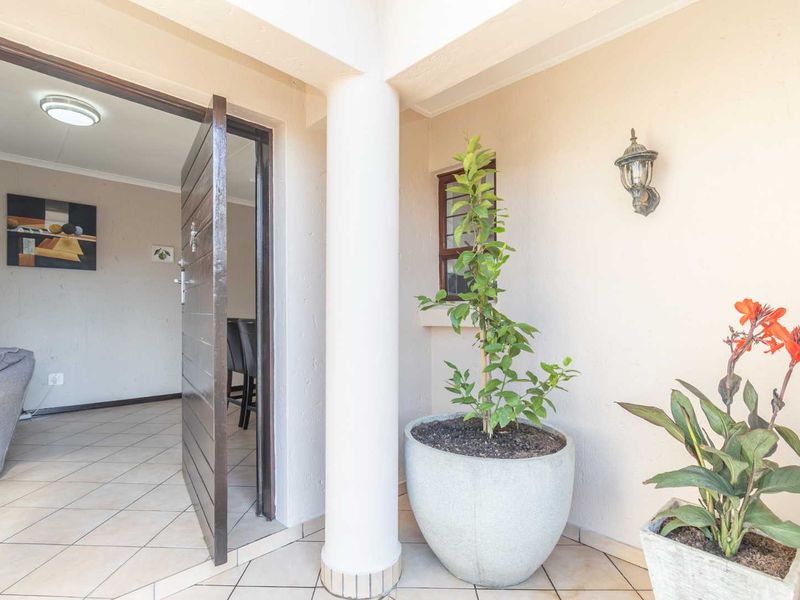 Lushy landscaped complex: Enjoy comfort and convenience - Photo 2