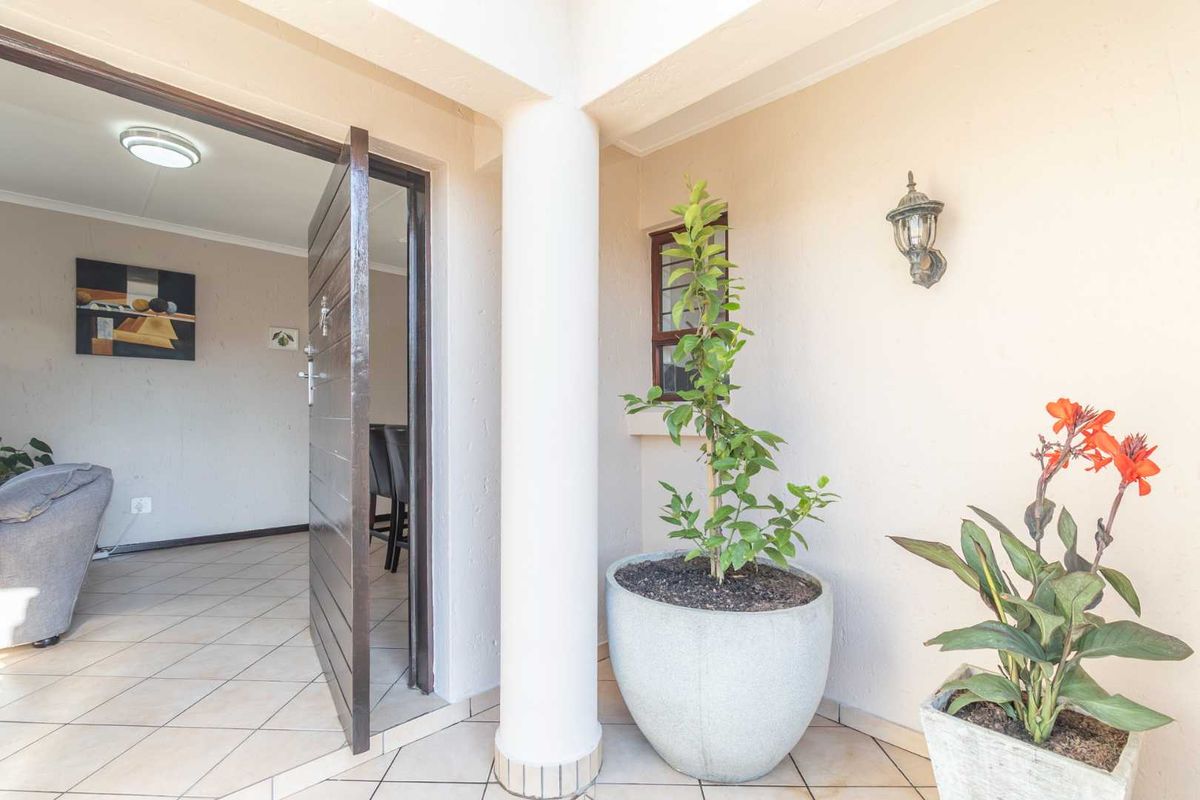 Lushy landscaped complex: Enjoy comfort and convenience - Photo 2