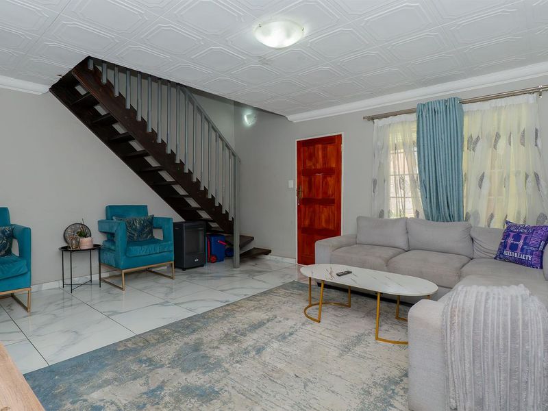 Modern 4 Bedroom Townhouse in Van Riebeeck Park - Photo 4